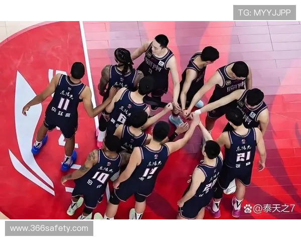 新赛季篮球联赛开幕 各队阵容大变动引发球迷热议